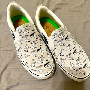 Cariuma Snoopy
PEANUTS SNOOPY SKATE shoes